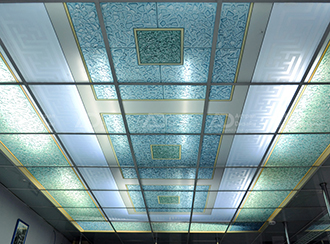 Стеклянный потолок с подсветкой